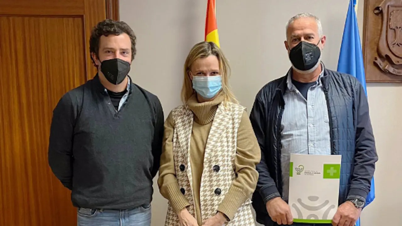 El alcalde de Hazas de Cesto, Jos&eacute; Mar&iacute;a Ruiz G&oacute;mez, la presidenta del COF, Rita de la Plaza, y un representante de la farmacia de Beranga durante una reuni&oacute;n informativa. / E. PRESS