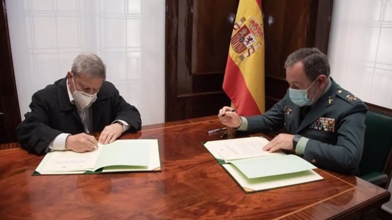 El director Adjunto Operativo (DAO) de la Guardia Civil, Pablo Salas, firma un convenio con la Federaci&oacute;n Espa&ntilde;ola de Asociaciones de Amigos del Camino de Santiago. / E. PRESS