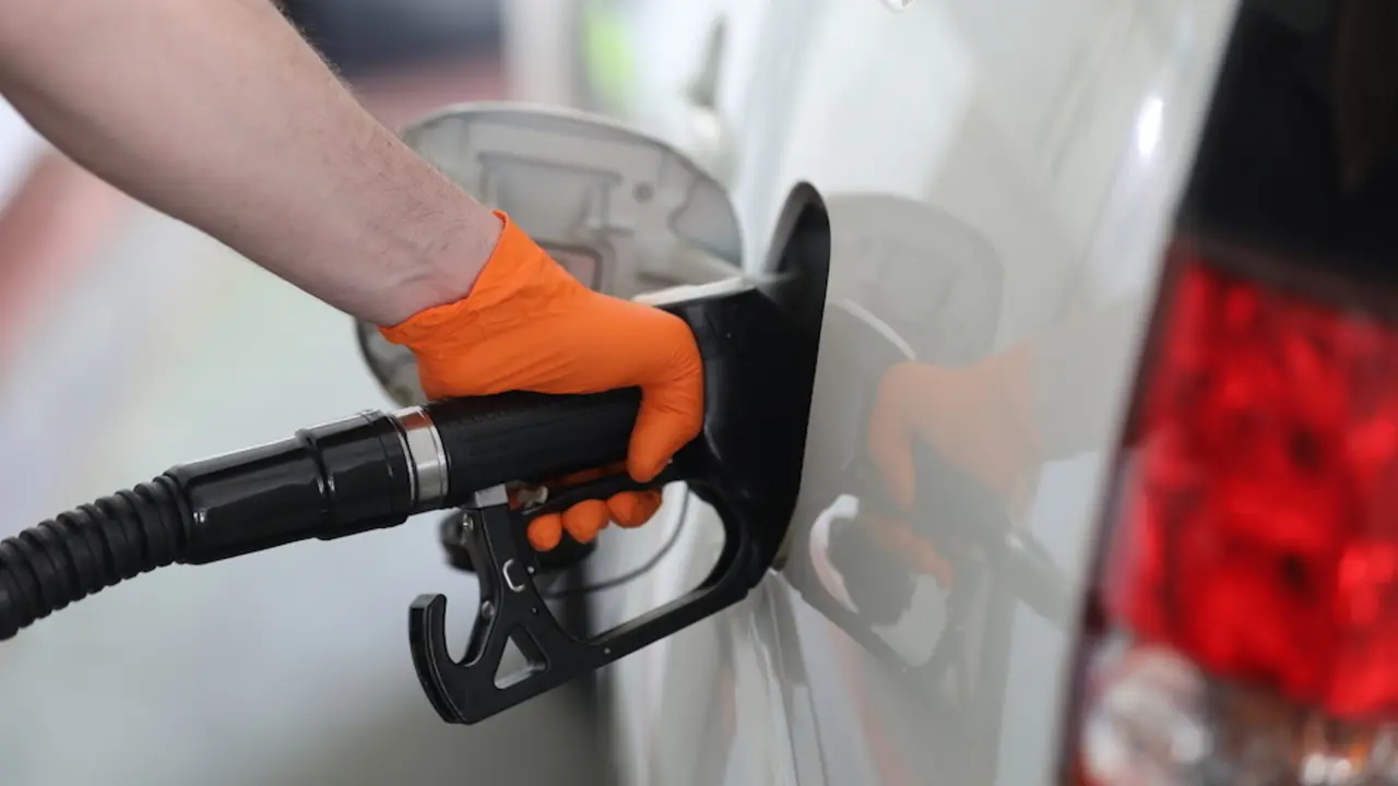Un hombre echa gasolina a su coche. / E. PRESS