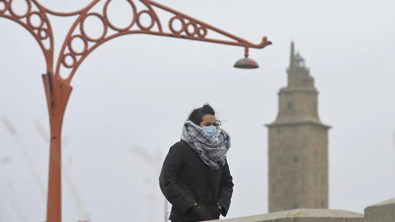 A Coru&ntilde;a
Efectos de la borrasca Justine, convertida en ciclog&eacute;nesis explosiva a su paso por A Coru&ntilde;a.
Playas y zonas conriesgo cortadas al paso.
Una persona camina protegida por el fr&iacute;o por el paseo mar&iacute;timo
31/01/2021
Foto: M. Dylan / Europa Press