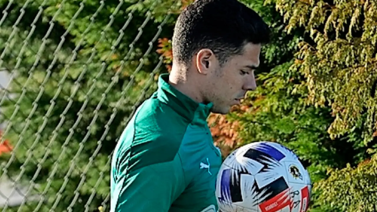 Bustos se dej&oacute; ver en el entrenamiento de ayer pero s&oacute;lo para seguir el mismo desde el banquillo. / hardy