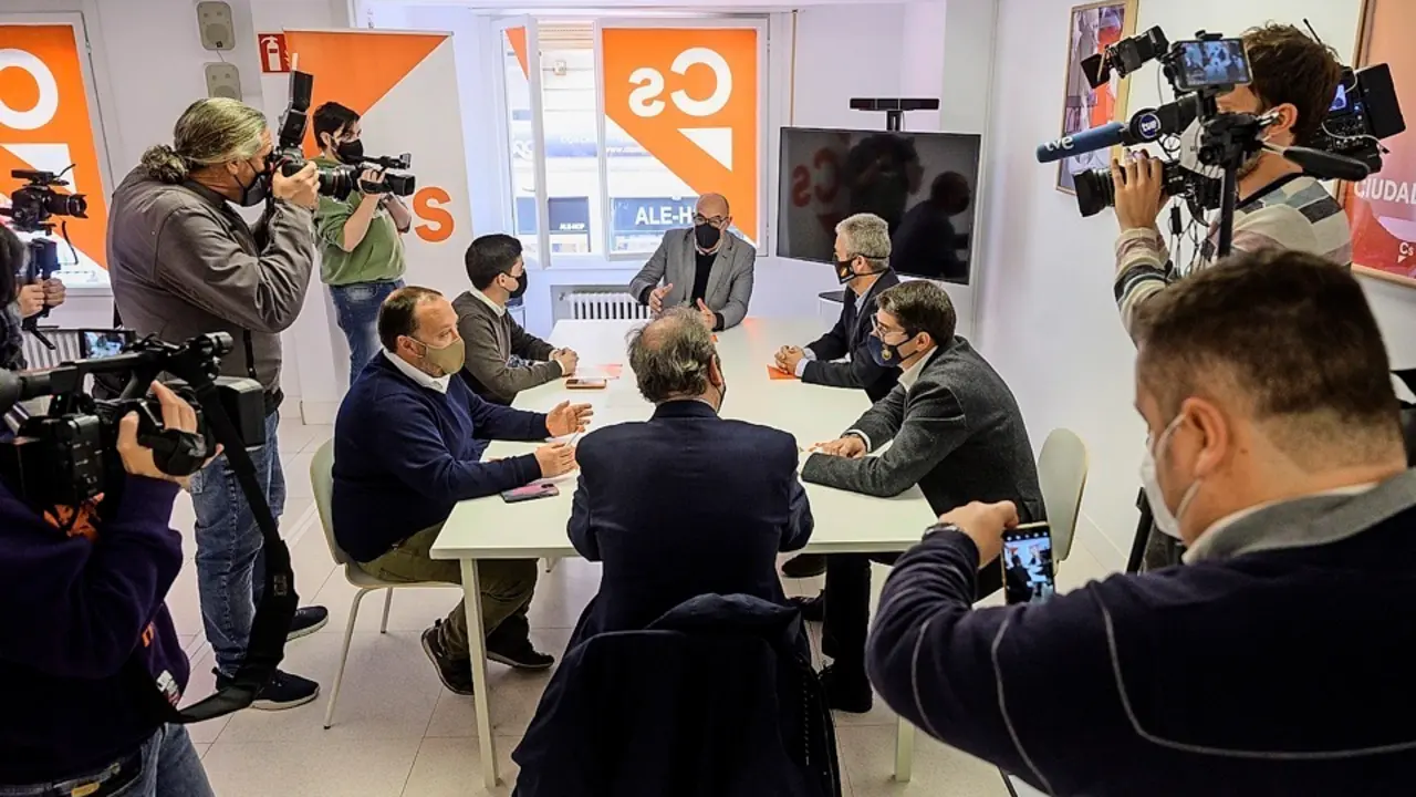Un instante de la reuni&oacute;n de ayer en la sede de Cs en Santander. / pedro puente Hoyos