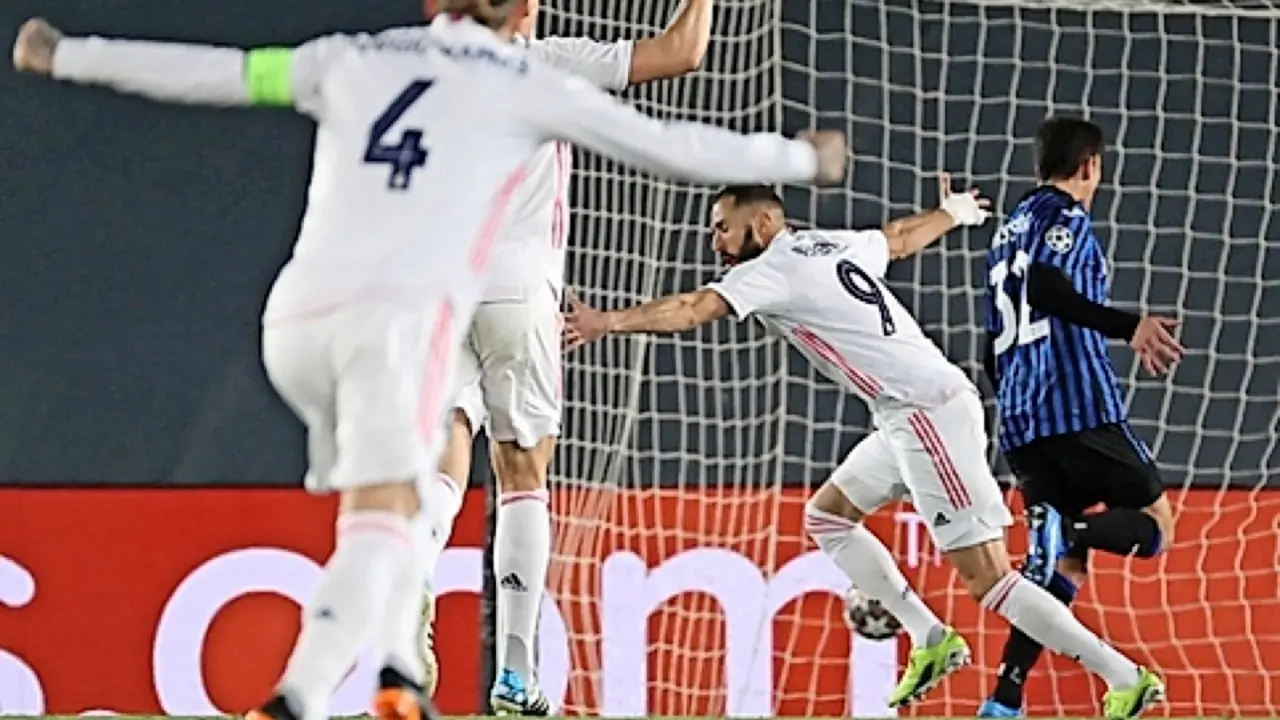 Los jugadores del Real Madrid corren a celebrar con Karim Benzema el primer gol del franc&eacute;s. / EFE