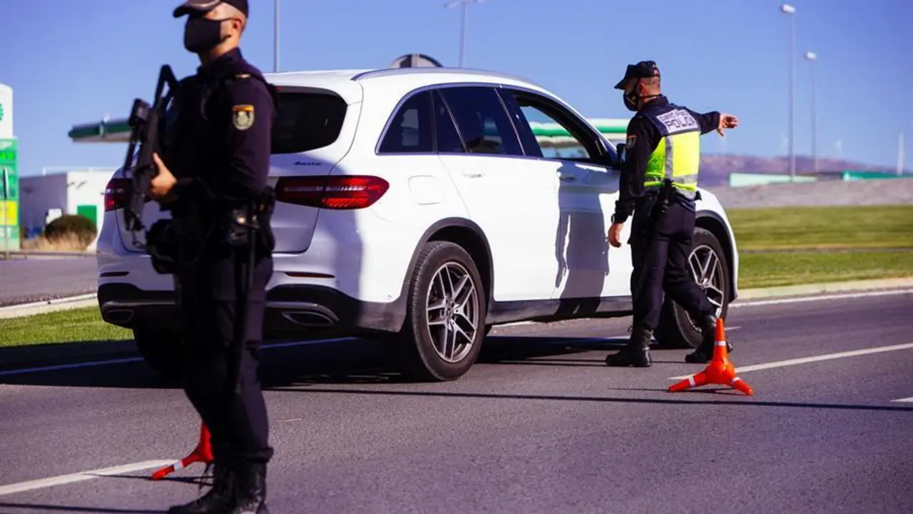 Agentes del cuerpo de Polic&iacute;a Nacional realizan un control en una autov&iacute;a durante un cierre perimetral. EFE/Jorge Zapata/Archivo