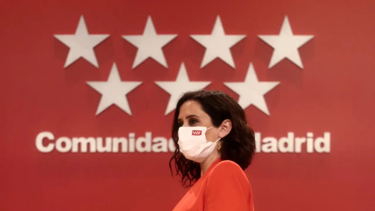 La presidenta de la Comunidad de Madrid, Isabel D&iacute;az Ayuso, a su llegada a una rueda de prensa convocada tras la reuni&oacute;n del Plan Territorial de Protecci&oacute;n Civil de la Comunidad de Madrid (PLATERCAM), en la Real Casa de Correos, en Madrid (Espa&ntilde;a), a 15 d