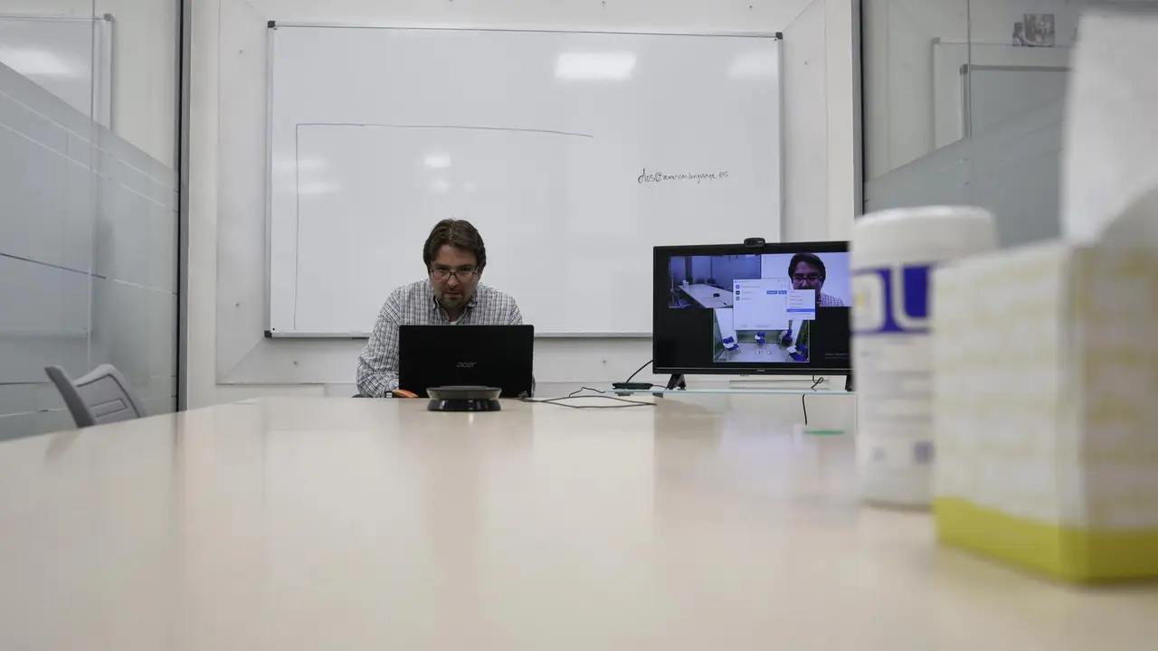 Archivo - Un profesor da una clase de forma telem&aacute;tica en la Academia de Ingl&eacute;s American Language Academy, en Madrid