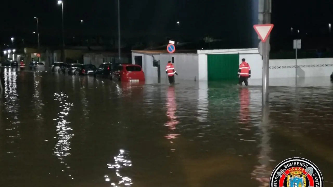 Inundaciones en el barrio Santiago el Mayor, junto a la r&iacute;a de Raos. / E. PRESS