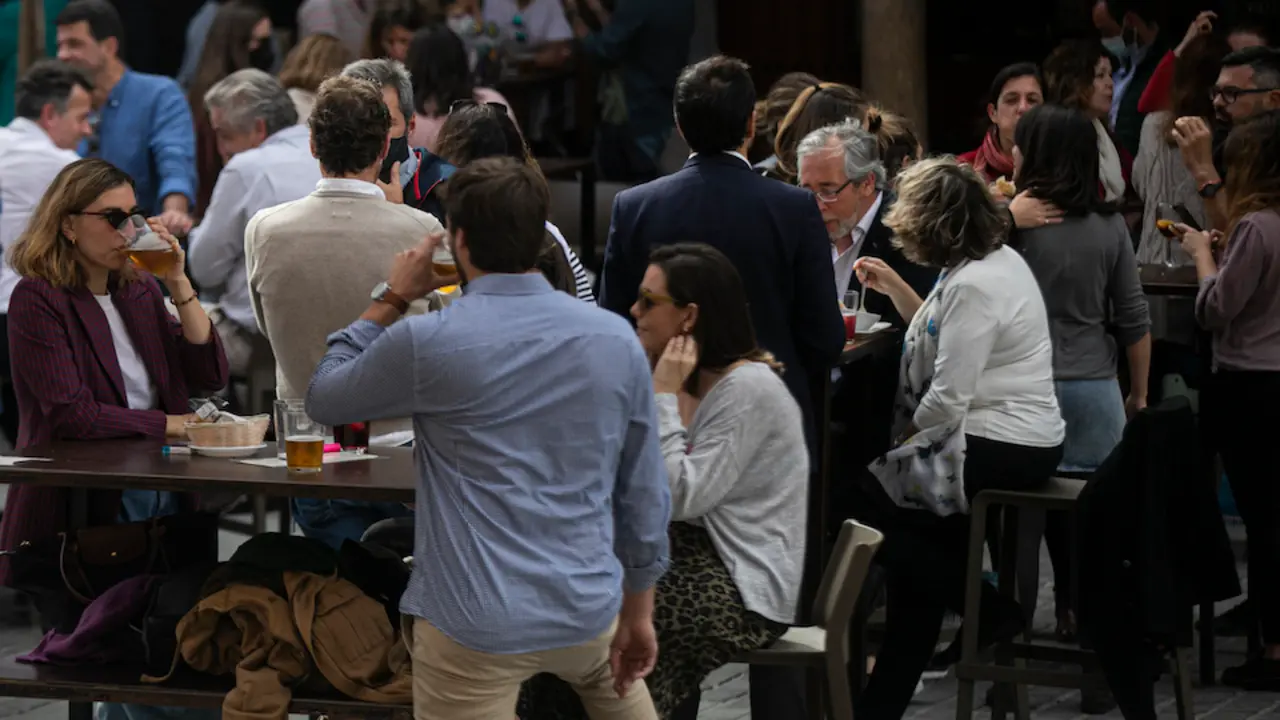 Personas en la terraza de un bar en Sevilla. / E. PRESS