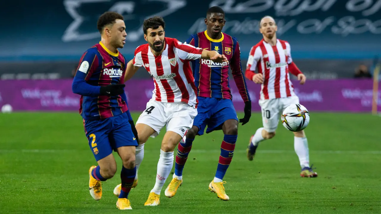 'Cul&eacute;s' y 'leones' durante el encuentro de la Supercopa de Espa&ntilde;a de 2021. / E. PRESS