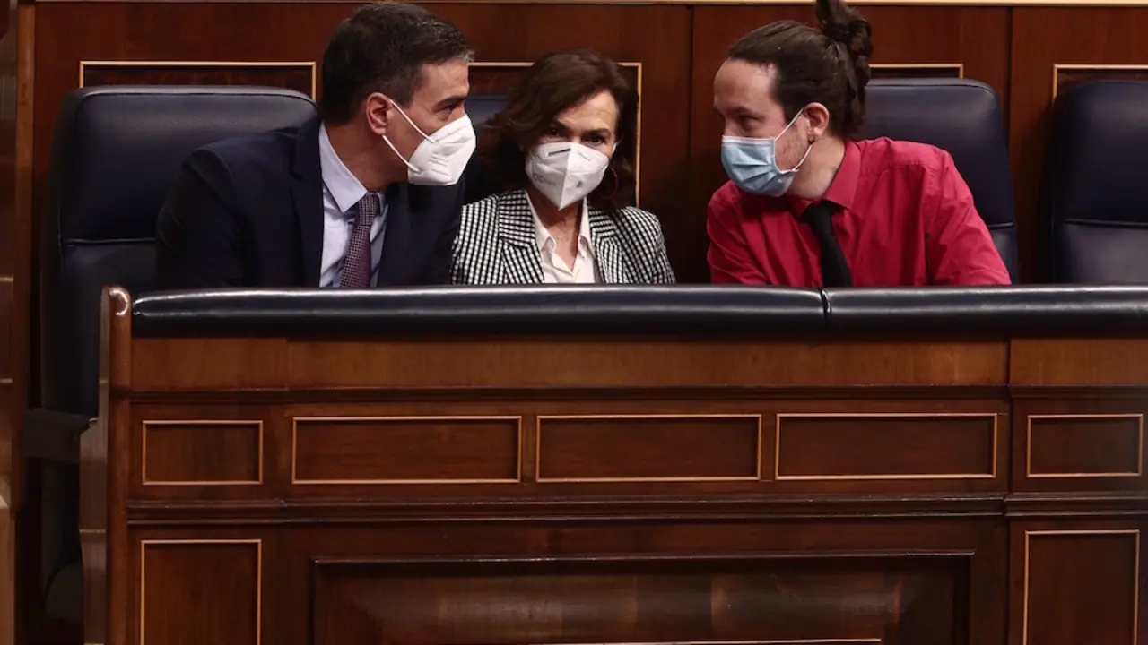 El presidente del Gobierno, Pedro S&aacute;nchez; la vicepresidenta primera, Carmen Calvo; y el vicepresidente segundo del Gobierno, Pablo Iglesias. / EDUARDO PARRA