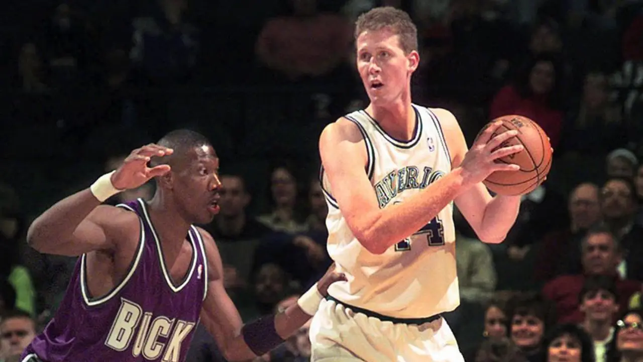 Bradley, uno de los jugadores m&aacute;s altos de la historia (2,28), jug&oacute; hasta 2005 en la NBA. / E. PRESS