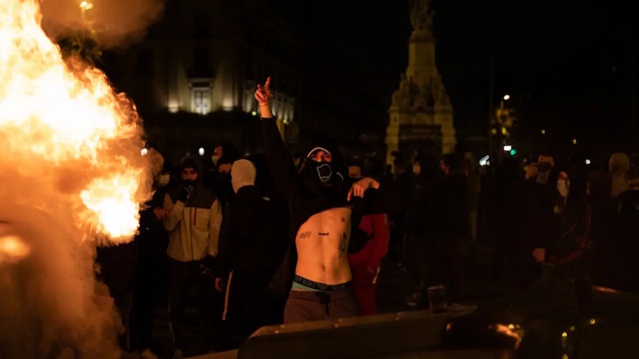 Barricadas en la manifestaci&oacute;n de Barcelona en apoyo al rapero Pablo Has&eacute;l. / David Zorrakino