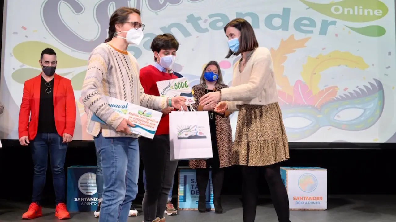 La alcaldesa de Santander, Gema Igual, entrega los premios del concurso de Carnaval 2021. / E. PRESS