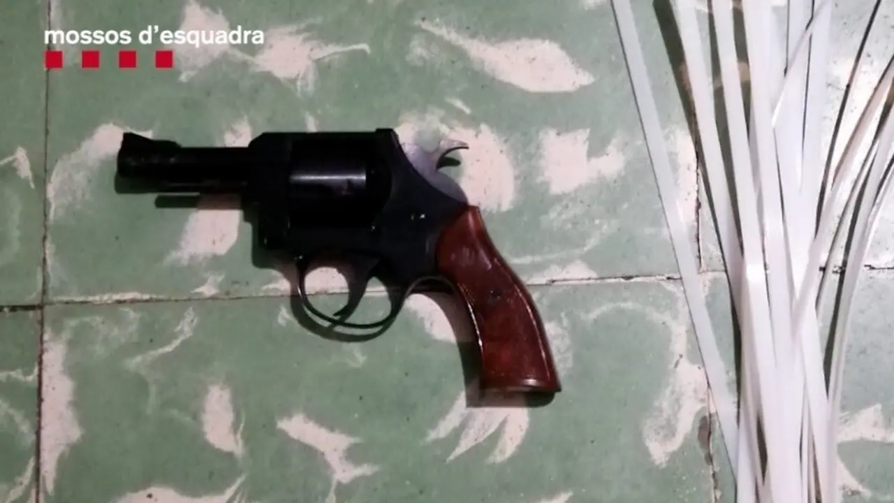 Arma incautada a los detenidos.