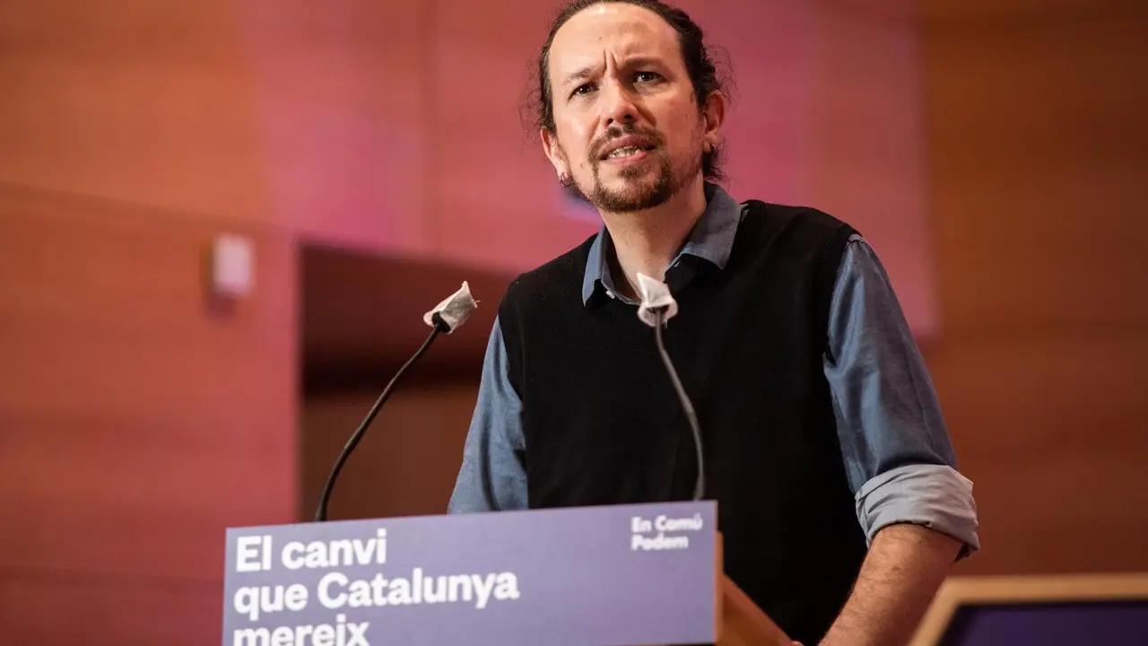 Archivo - (I-D) El secretario general de Podemos, Pablo Iglesias, interviene durante el acto central de campa&ntilde;a de En Com&uacute; Podem para las elecciones catalanas, en Santa Coloma de Gramanet, Barcelona, Catalunya (Espa&ntilde;a), a 6 de febrero de 2021.