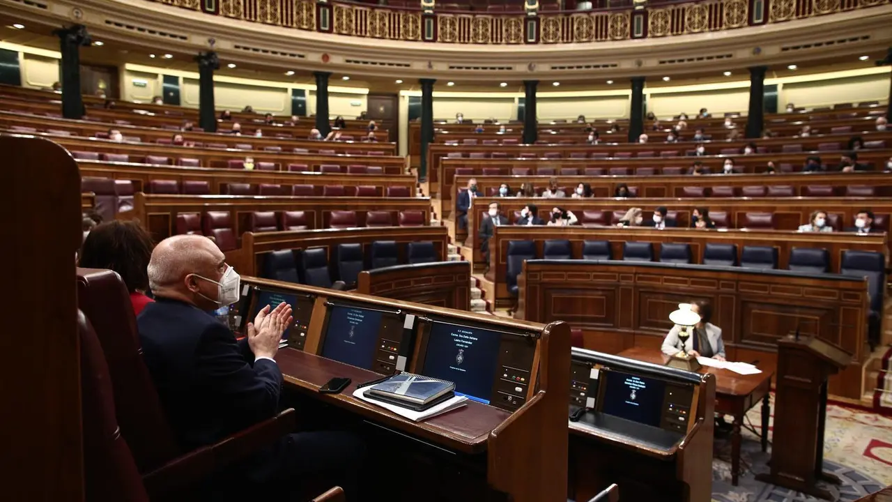 El secretario general del Grupo Socialista en el Congreso, Rafael Simancas, y otros miembros del hemiciclo votan por la elecci&oacute;n de miembros del Consejo de Administraci&oacute;n de la Corporaci&oacute;n RTVE durante una sesi&oacute;n plenaria celebrada en el Congreso de los D