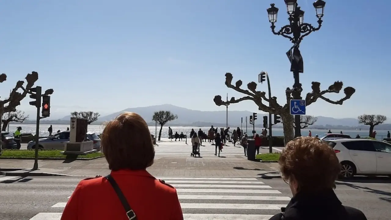 Varias personas en el Paseo Pereda de Santander. / S.D&iacute;az
