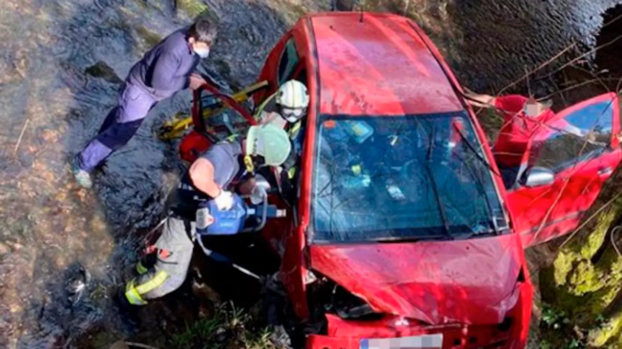 Accidente de coche ca&iacute;do a un arroyo en Villafufre - 112
