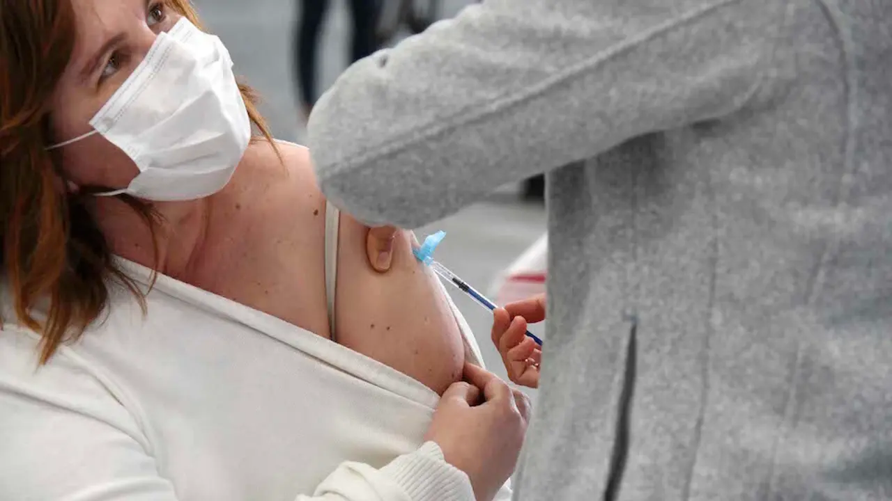 Un sanitario vacuna a una mujer en el Instituto Ferial de Vigo, en Pontevedra, Galicia. / E. PRESS