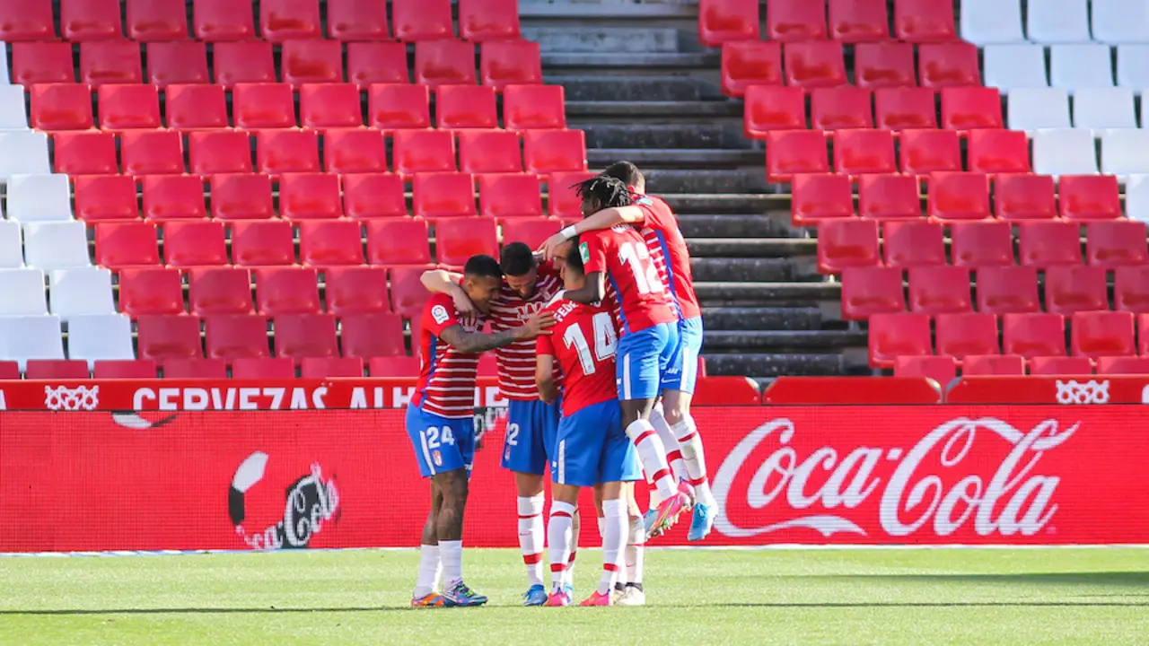 Los jugadores del Granada celebran un gol. / E. PRESS