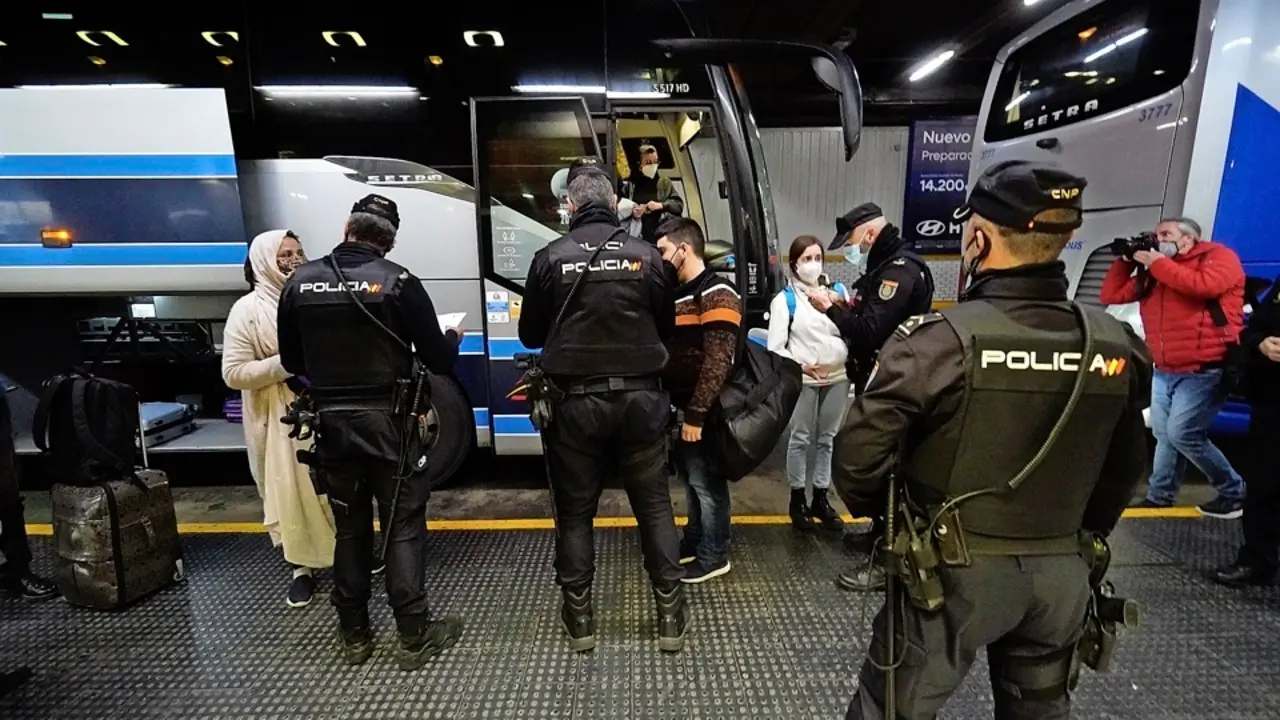 Agentes de la Polic&iacute;a Nacional en la estaci&oacute;n de autobuses de Santander. / Hardy