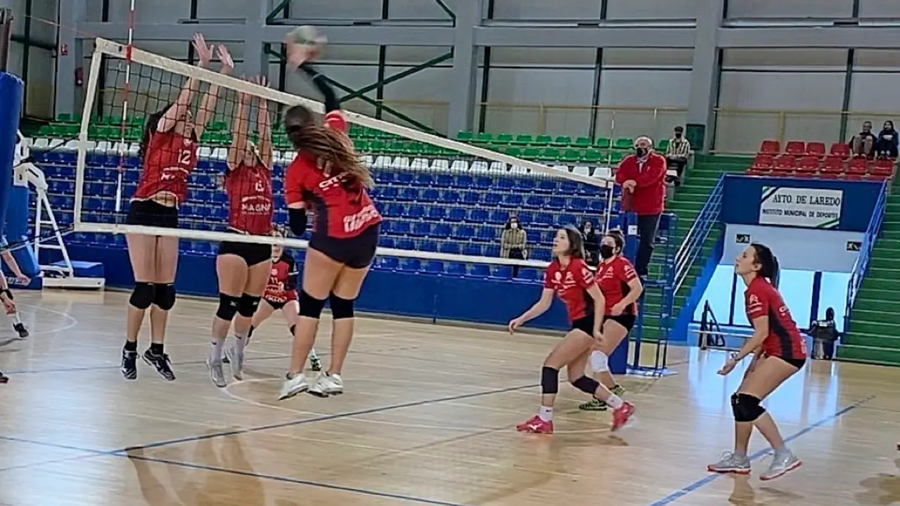 Un momento del encuentro del Voley Laredo femenino. / Alerta