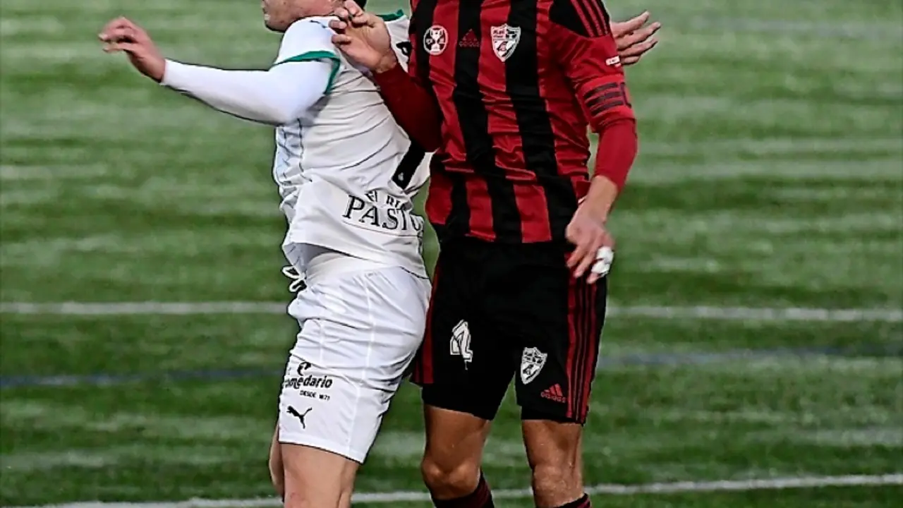 El Arenas ara&ntilde;&oacute; un empate contra el Racing en Gobela. / hardy
