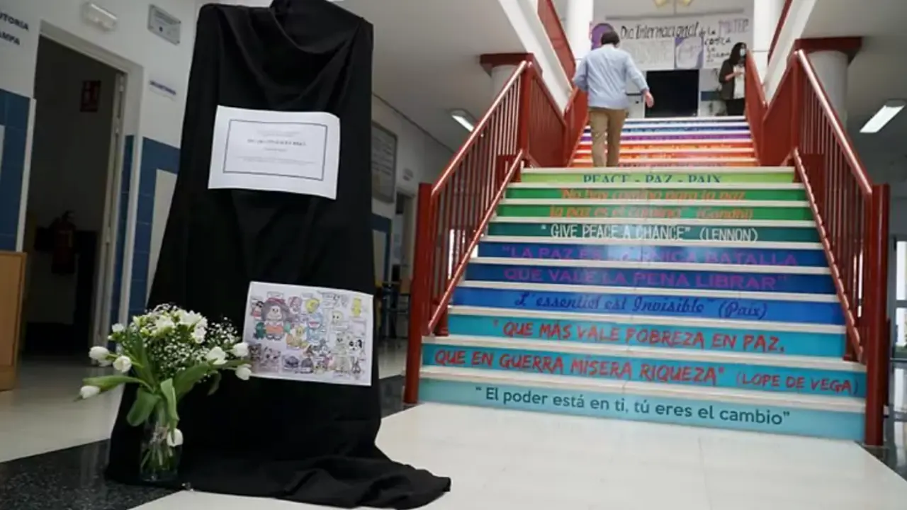 Los alumnos del IES Guadalp&iacute;n de Marbella rinden homenaje a su profesora. ANTONIO PAZ EFE