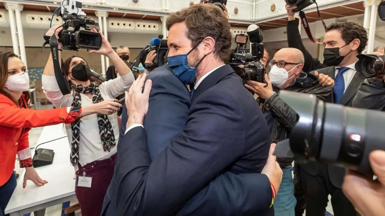 El presidente del Partido Popular Pablo Casado (d), abraza al presidente de la Comunidad de Murcia Fernado L&oacute;pes Miras (i), este jueves tras la segunda sesi&oacute;n del pleno de moci&oacute;n de censura presentado por PSOE y Cs que no ha prosperado. EFE/Marcial Guill&eacute;n
