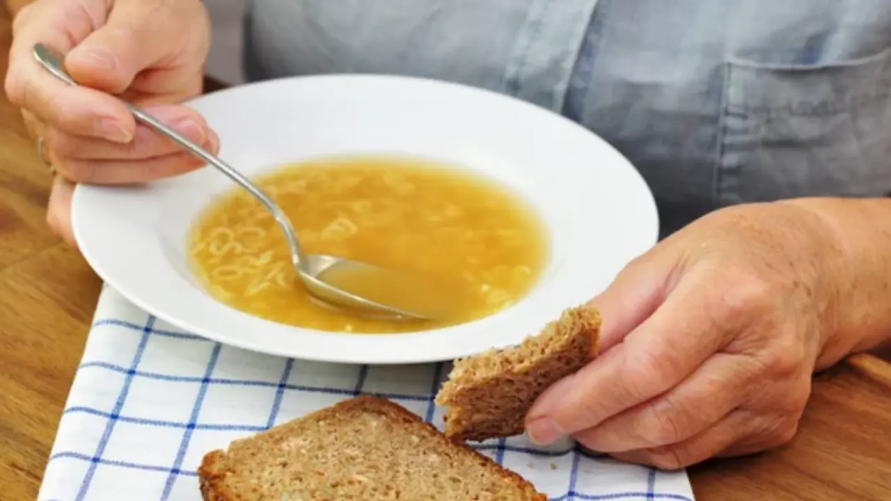 Una mujer toma una sopa de sobre en una fotograf&iacute;a de archivo.