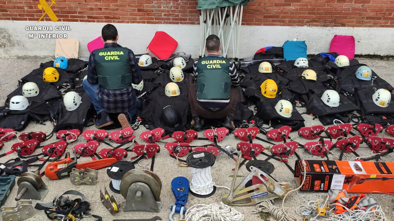Los Guradias Civiles contabilizan el material incautado al presunto ladr&oacute;n. / OPC