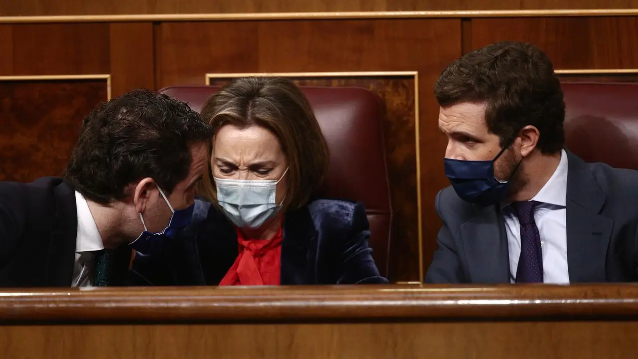 (I-D) El secretario general del Partido Popular, Teodoro Garc&iacute;a Egea; la portavoz del PP en el Congreso de los Diputados, Cuca Gamarra; y el l&iacute;der del PP, Pablo Casado, conversan durante una sesi&oacute;n de control al Gobierno en el Congreso