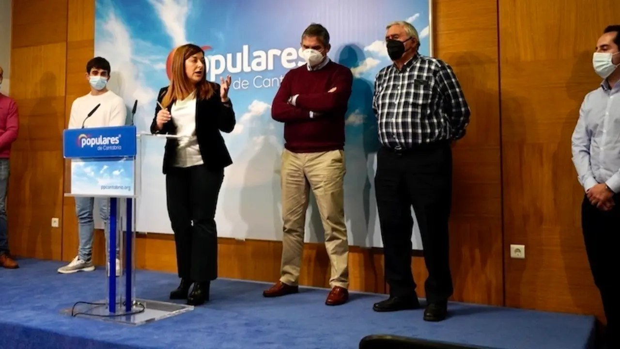 La presidenta del PP, M&ordf; Jos&eacute; S&aacute;enz de Buruaga durante la rueda de prensa celebrada hoy. / HARDY