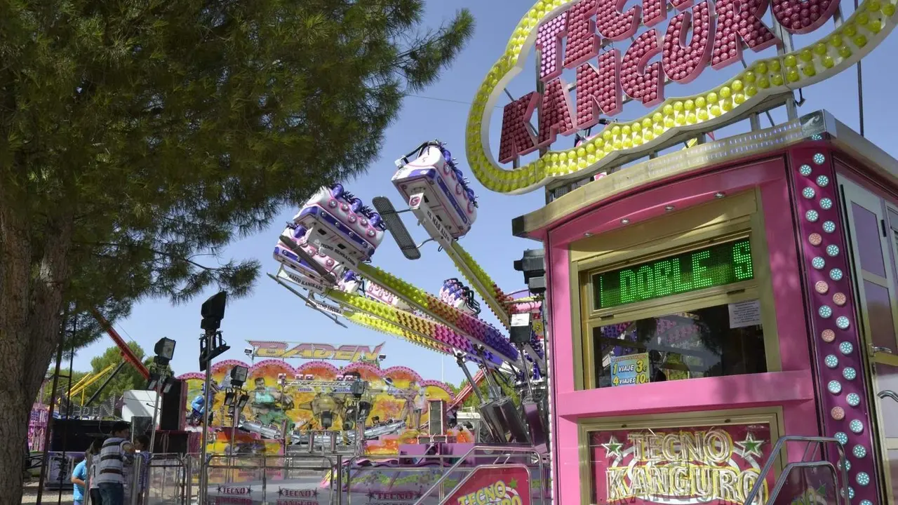 Archivo - Atracci&oacute;n, feria, feriantes, cochecitos, atracciones