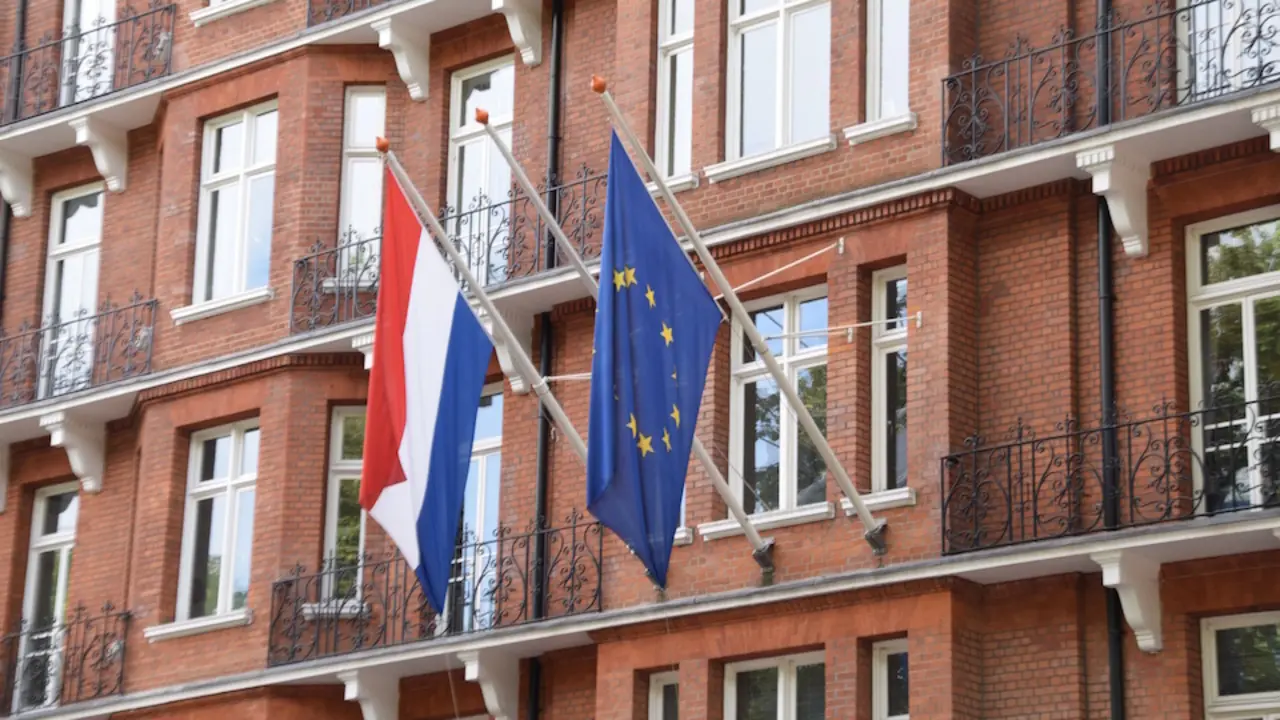 Las banderas de Pa&iacute;ses Bajos y la Uni&oacute;n Europea en un edificio oficial. / E. PRESS