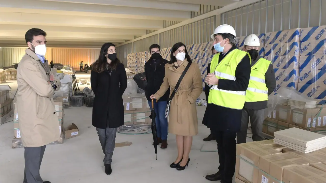 Alcaldesa y concejales de Santander visitan las obras del Lidl de La Albericia. / E. PRESS