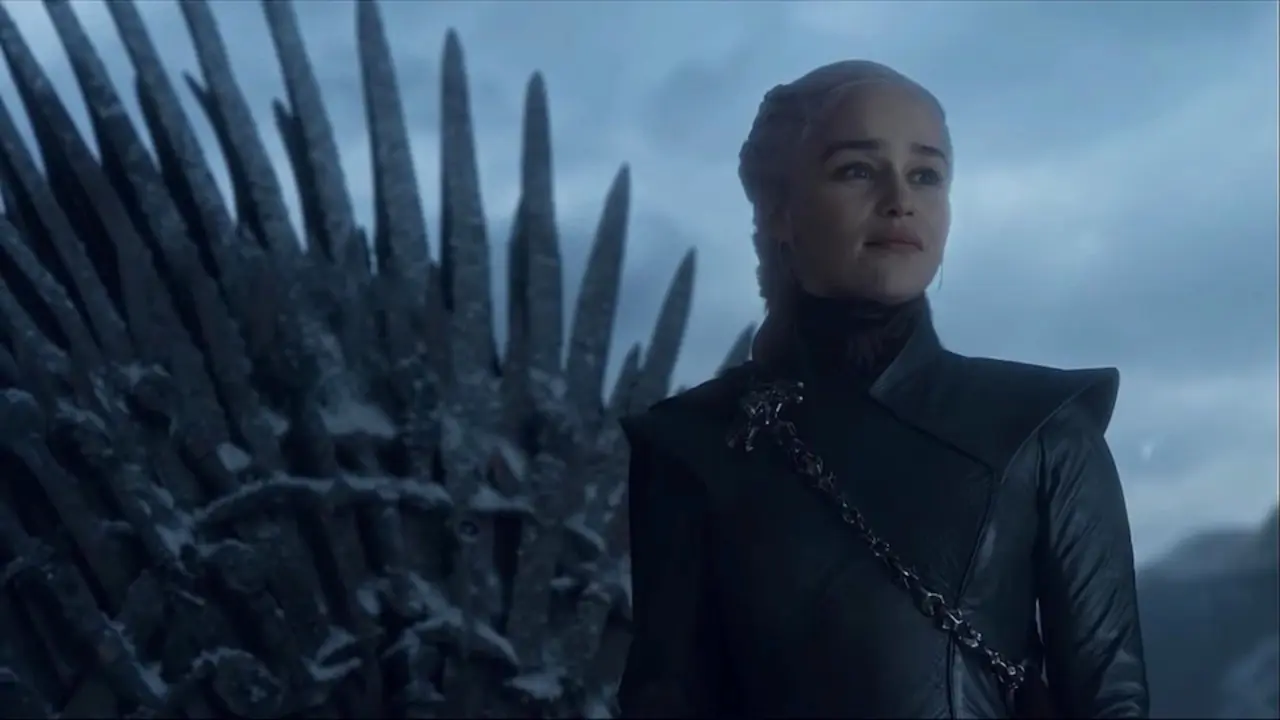 Emilia Clarke durante un cap&iacute;tulo de Juego de tronos. / E. PRESS