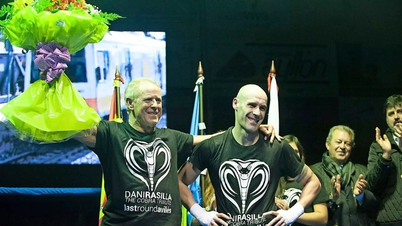 Daniel Rasilla senior, junto a su hijo durante la despedida de &eacute;ste como boxeador. / ALERTA