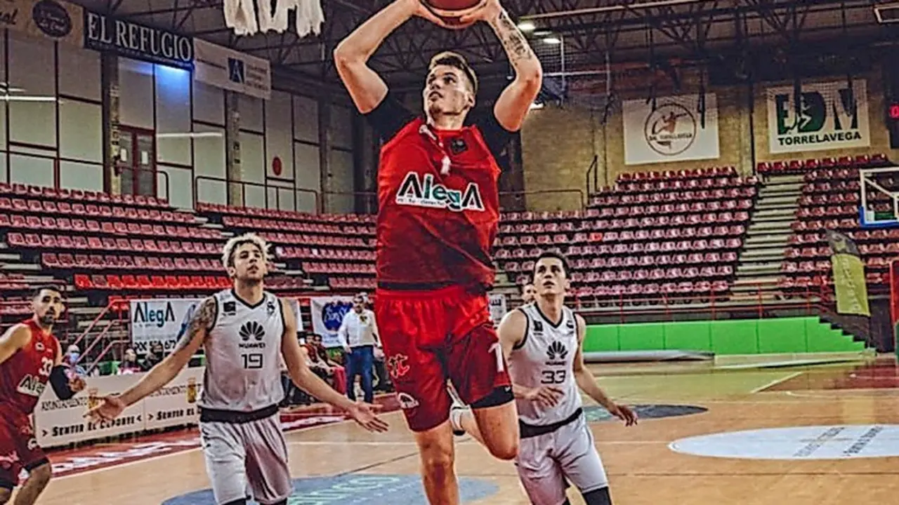 Un jugador del A. Cantabria se dispone a machacar el aro rival. / hugo g&oacute;mez
