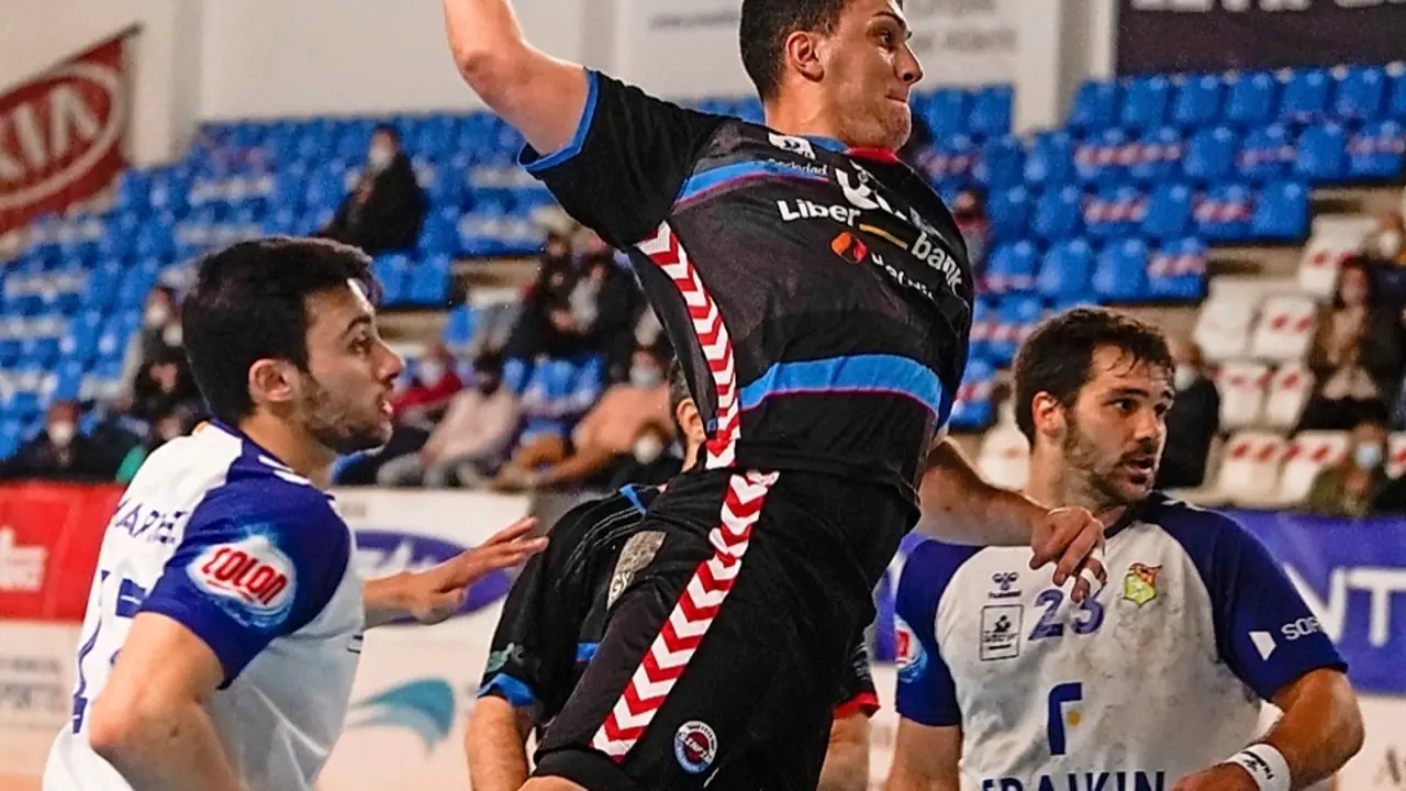 Darko Dimitrievski, lanzando a porter&iacute;a rival. / hardy