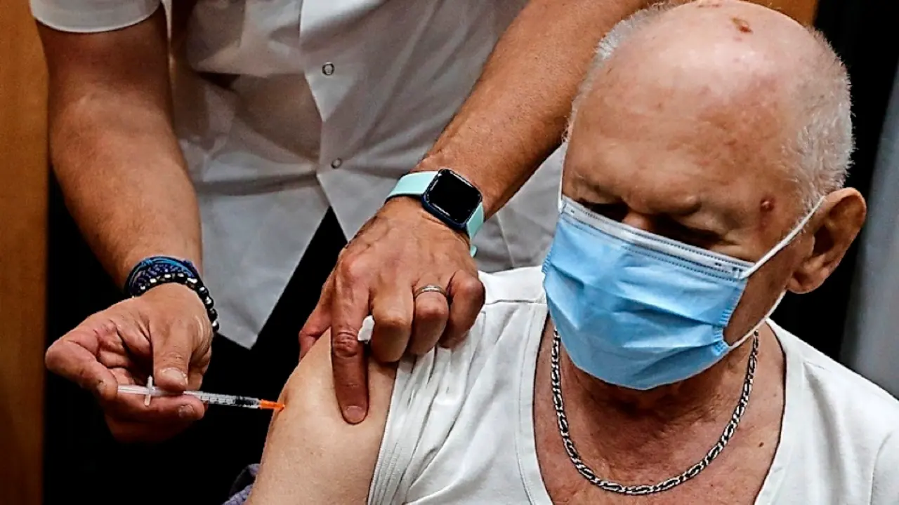 Una persona recibe la vacuna Pfizer-BioNTech durante la campa&ntilde;a de vacunaci&oacute;n en Francia. / Guillaume Horcajuelo