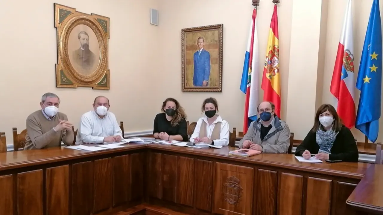 Reuni&oacute;n de urgencia en el ayuntamiento suancino. / alerta