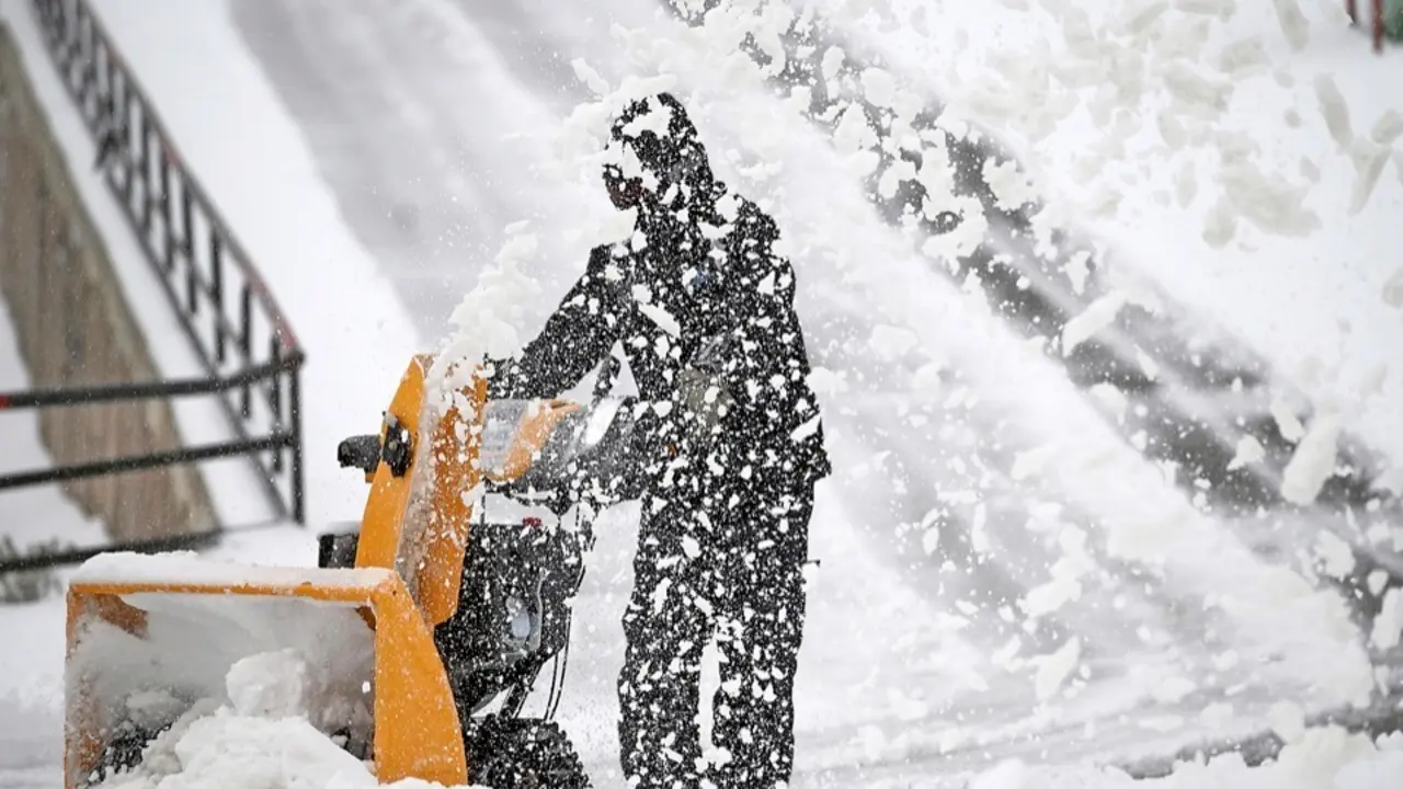 Una persona ayer durante las labores de retirada de nieve en una carretera en Bra&ntilde;avieja. /Pedro Puente Hoyos
