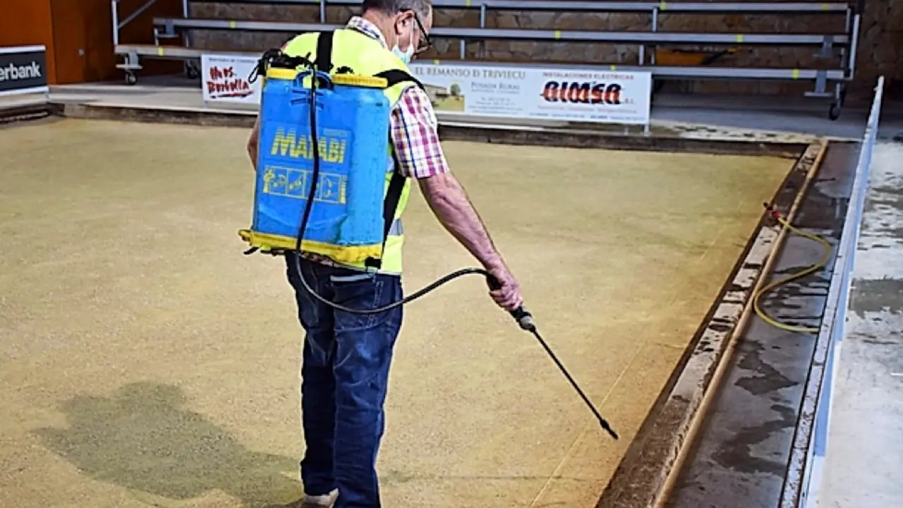 Un operario desinfecta la pista de juego. / ALERTA