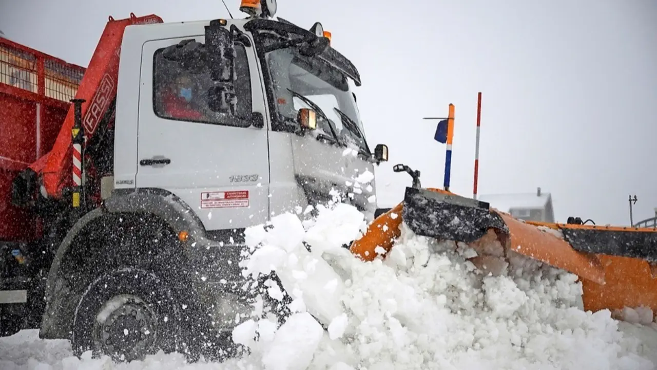 GRAF8296. BRA&Ntilde;AVIEJA, 19/03/2021.- Una quitanieves limpia una carretera tras la gran cantidad de nieve que cae, este viernes en la localidad c&aacute;ntabra de Bra&ntilde;avieja. EFE/Pedro Puente Hoyos