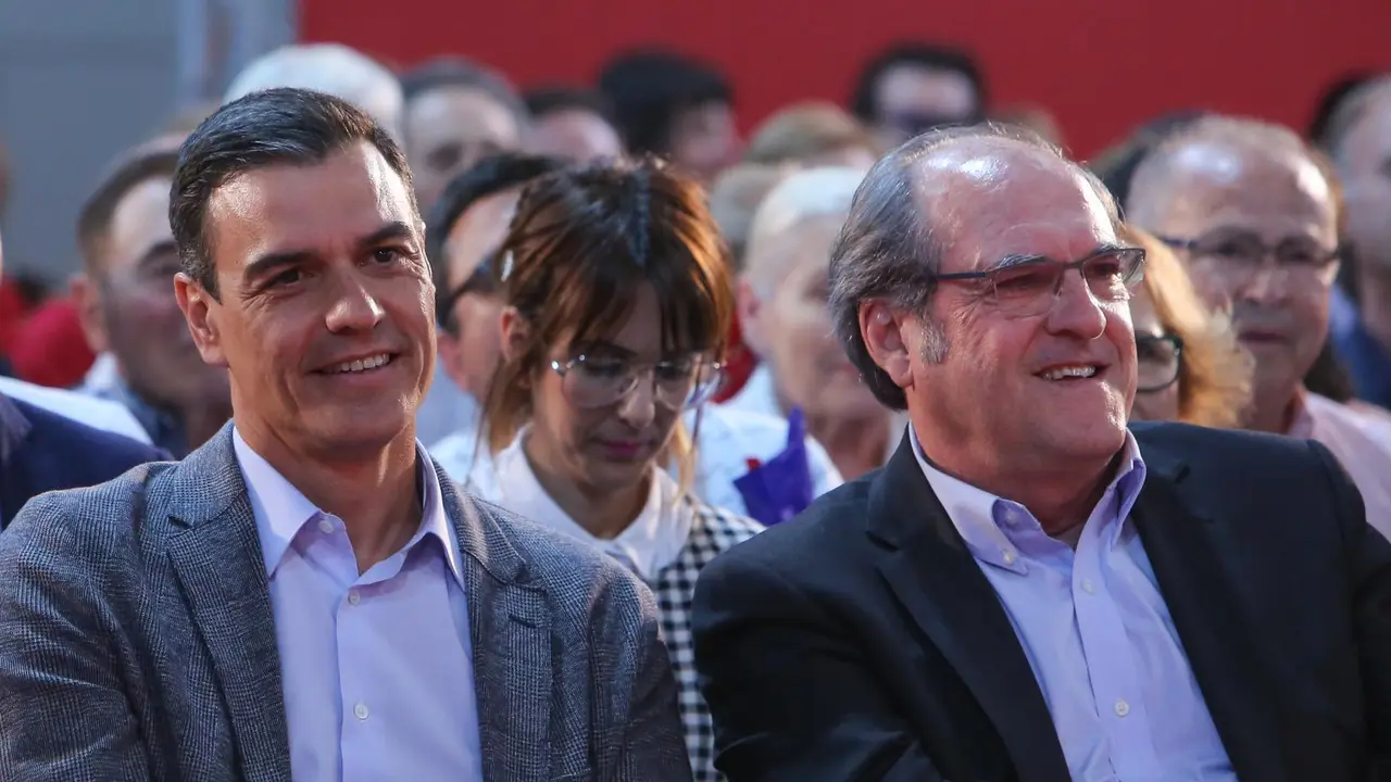 Archivo - El secretario general del PSOE y presidente del Gobierno en funciones, Pedro S&aacute;nchez, y el candidato a la presidencia de Madrid por el PSOE, &Aacute;ngel Gabilondo, presentes en el mitin del PSOE celebrado en Alcal&aacute; de Henares