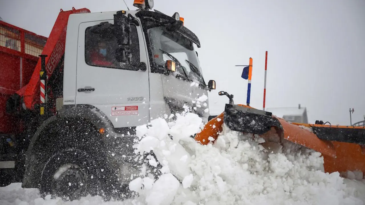 Una quitanieves limpia una carretera tras la gran cantidad de nieve que cae, este viernes en la localidad c&aacute;ntabra de Bra&ntilde;avieja. / Pedro Puente Hoyos
