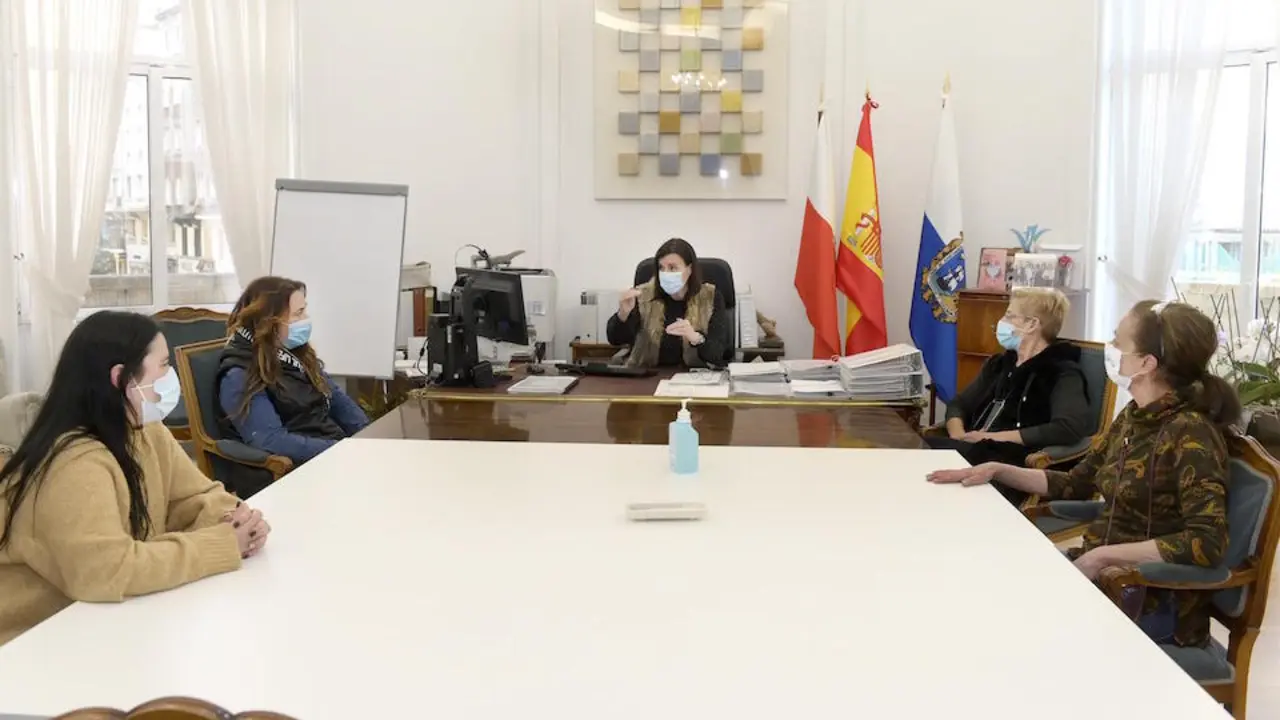 Reuni&oacute;n entre Ayuntamiento y vecinos del Barrio Pesquero. / E. PRESS