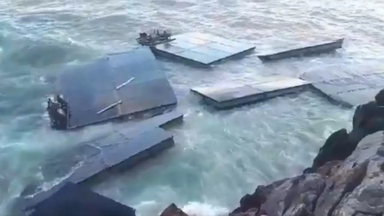 Muelle flotante de Castro Urdiales arrastrado por las olas. / E. PRESS