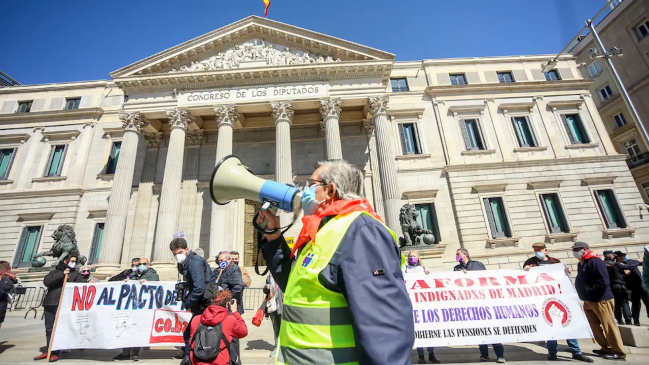 Un hombre con un meg&aacute;fono durante la manifestaci&oacute;n. / Ricardo Rubio